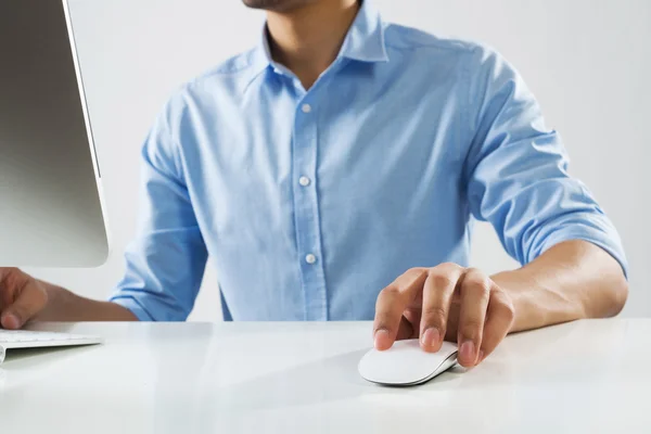 Man working on computer — Stock Photo, Image