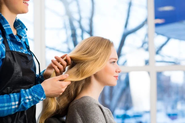 Peluquería mujer y cliente — Foto de Stock