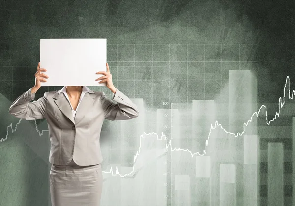 Geschäftsfrau versteckt ihr Gesicht hinter Papier — Stockfoto