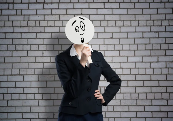 Mujer de negocios irreconocible escondiendo su cara — Foto de Stock