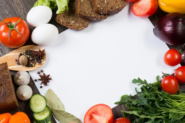 Légumes et épices sur la table de cuisine — Photo