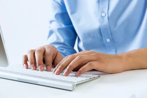 Homem digitando no teclado — Fotografia de Stock