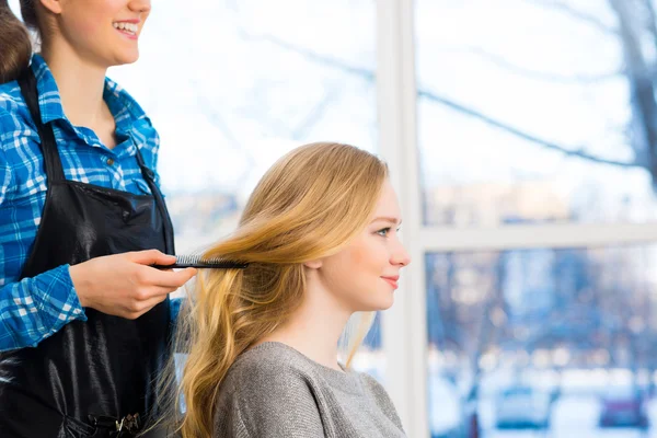 Peluquería mujer y cliente — Foto de Stock