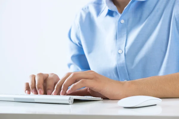 Hombre escribiendo en el teclado —  Fotos de Stock