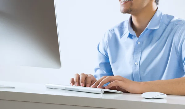 Jonge man op het werk — Stockfoto