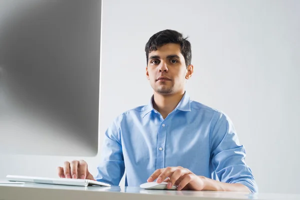 Jovem no trabalho — Fotografia de Stock