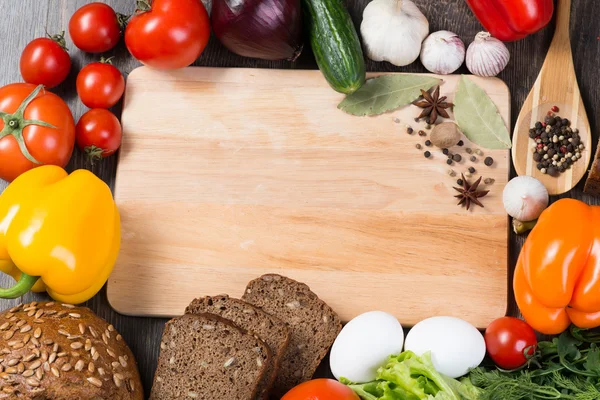 Grönsaker och kryddor på köksbordet — Stockfoto