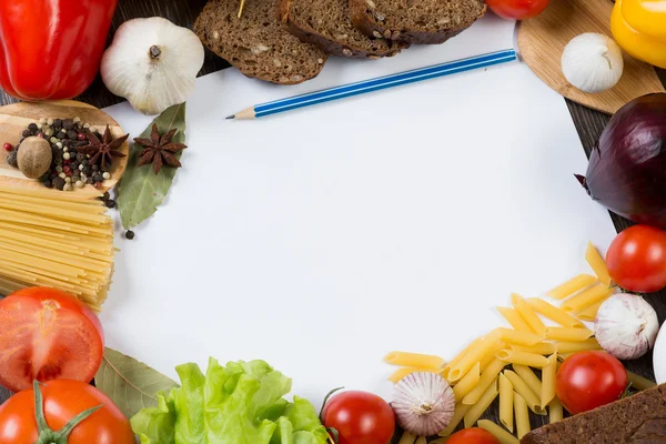 Hortalizas y especias en la mesa de la cocina — Foto de Stock