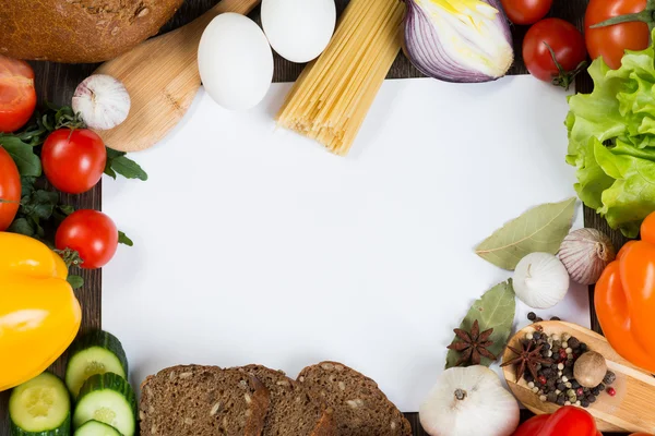 Legumes e especiarias na mesa da cozinha — Fotografia de Stock