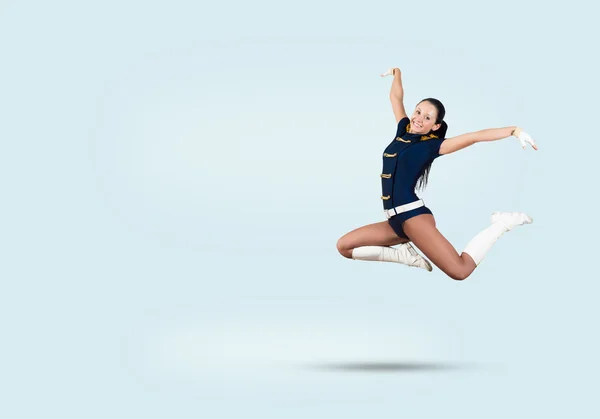 Menina líder de torcida pulando alto — Fotografia de Stock
