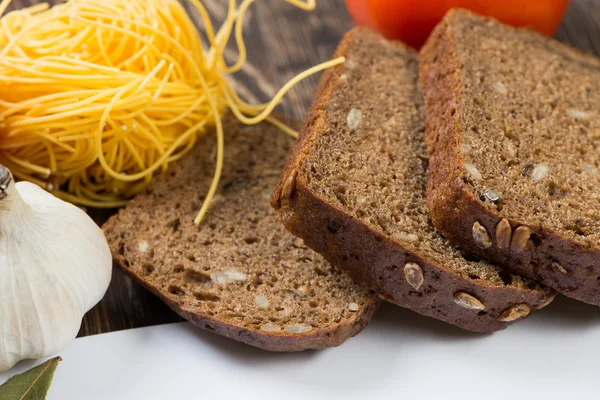 Hortalizas y pan en la mesa —  Fotos de Stock