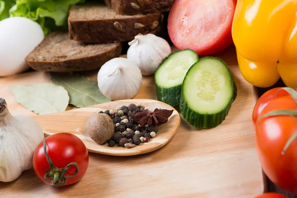 Légumes et épices sur la table de cuisine — Photo