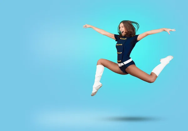 Cheerleader tjej hoppar högt — Stockfoto