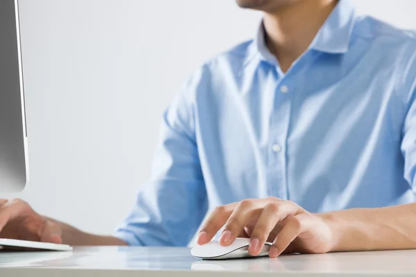 Man typing with mouse — Stock Photo, Image