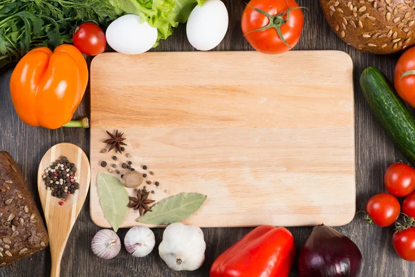 Hortalizas y especias en la mesa de la cocina — Foto de Stock