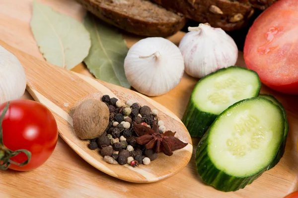 Légumes et épices sur la table de cuisine — Photo