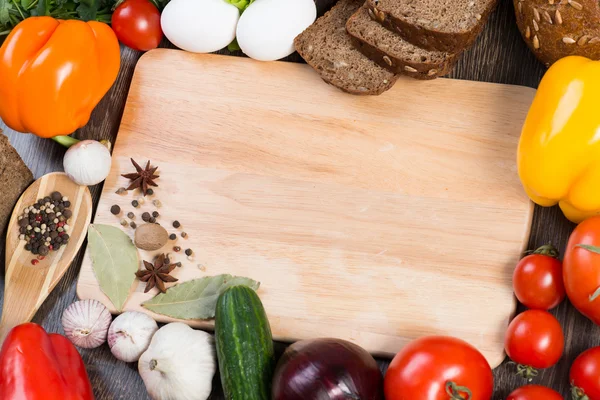 Warzywa i przyprawy na stole kuchennym — Zdjęcie stockowe