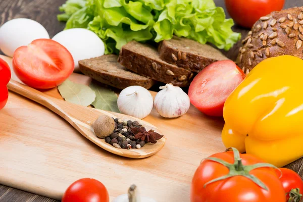 Légumes et épices sur la table de cuisine — Photo