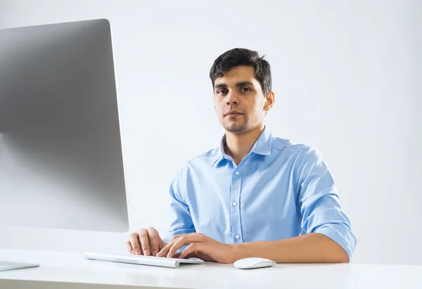 Jovem no trabalho — Fotografia de Stock