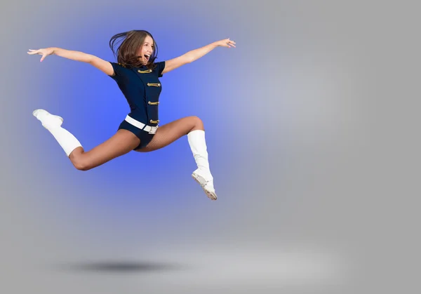 Cheerleader tjej hoppar högt — Stockfoto