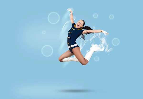 Cheerleader tjej hoppar högt — Stockfoto