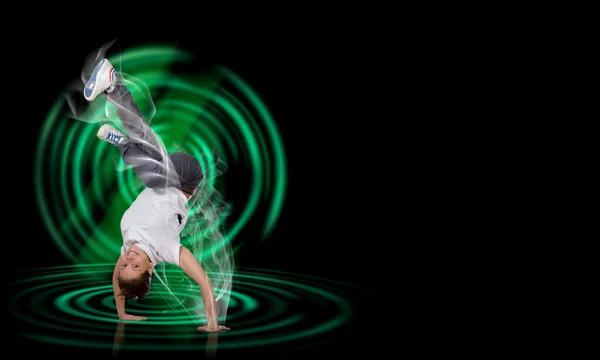 Breakdancer auf Händen stehend — Stockfoto