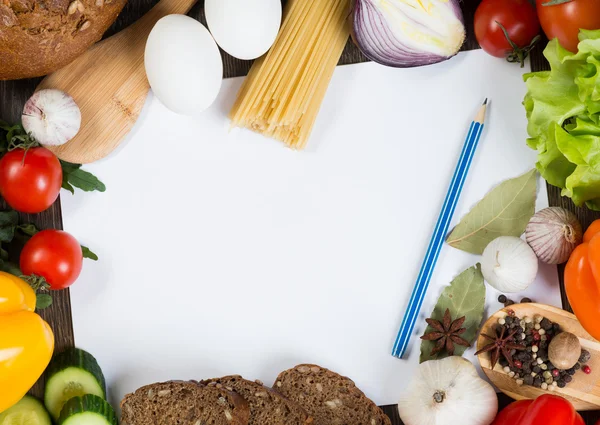 Hortalizas y especias en la mesa de la cocina — Foto de Stock