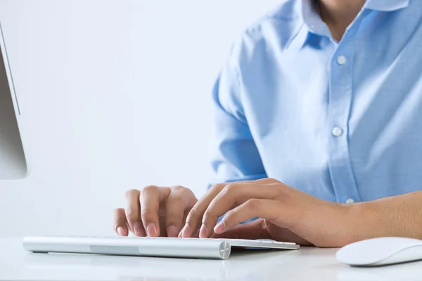 Jonge man op het werk — Stockfoto