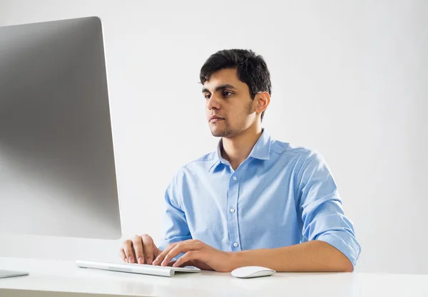 Jovem no trabalho — Fotografia de Stock