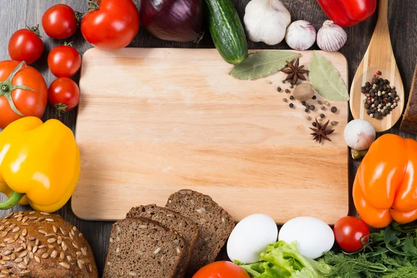 Légumes et épices sur la table de cuisine — Photo