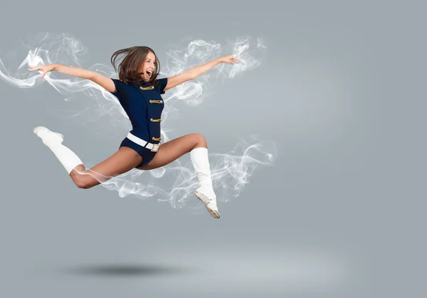 Cheerleader ragazza saltando in alto — Foto Stock