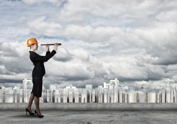 Ingeniera mujer mirando en vidrio espía — Foto de Stock