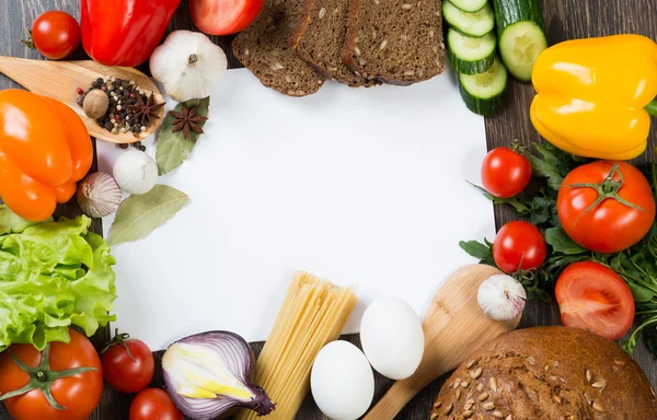 Légumes et épices sur la table de cuisine — Photo