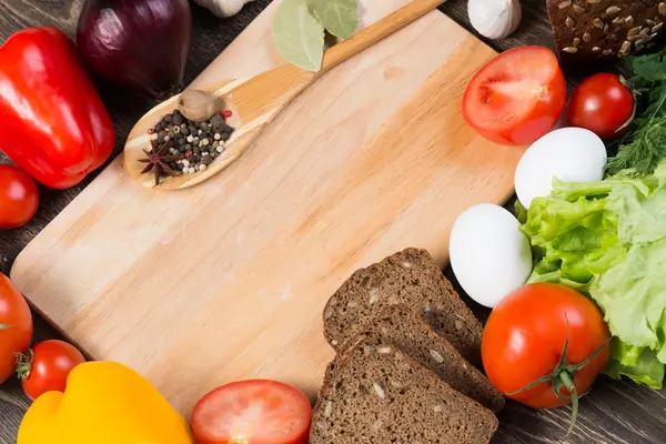 Légumes et épices sur la table de cuisine — Photo