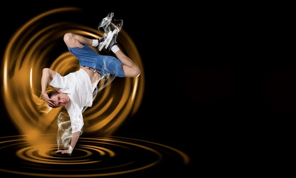 Breakdancer de pé na mão — Fotografia de Stock