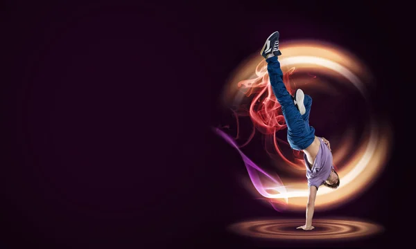 Virtüözü dansçı olarak atlama — Stok fotoğraf