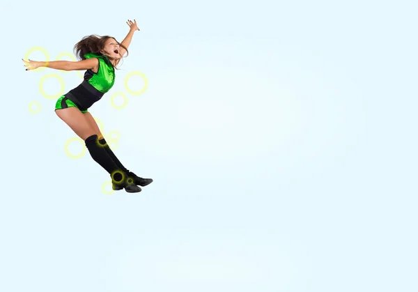 Девушка из группы поддержки прыгает высоко — стоковое фото