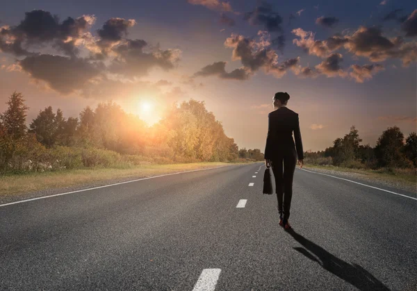 İşkadını başarı için yol üzerinde — Stok fotoğraf