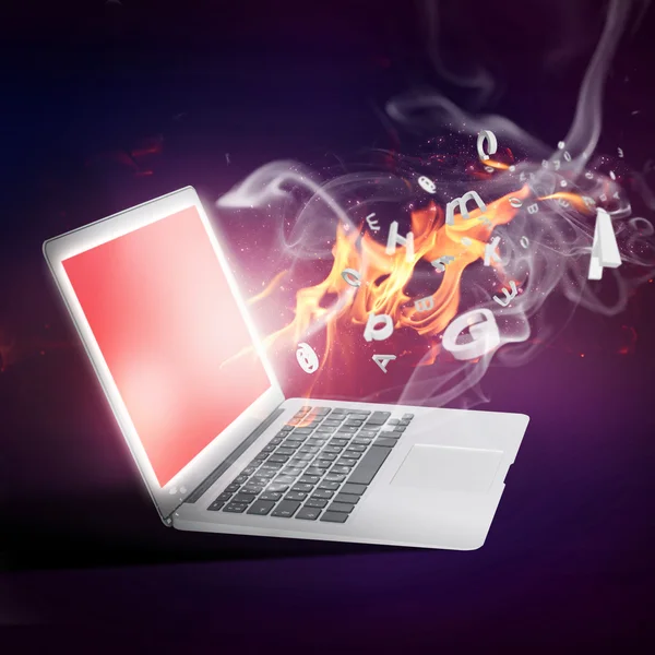 Laptop branden in vlammen — Stockfoto