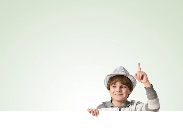 Menino com placa de publicidade em branco — Fotografia de Stock