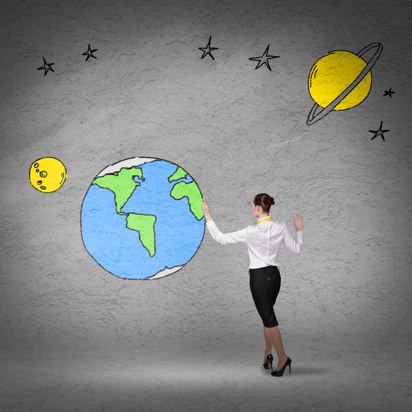 Geschäftsfrau präsentiert gezeichneten Planeten — Stockfoto