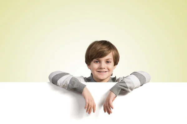 Niño con tablero de publicidad en blanco — Foto de Stock