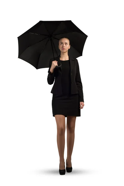 Mujer de negocios sosteniendo paraguas — Foto de Stock