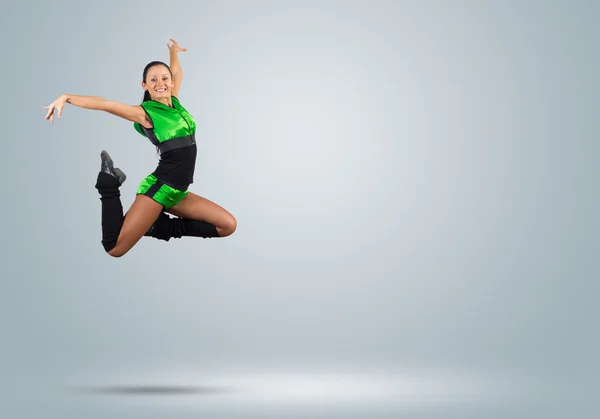 Menina líder de torcida pulando alto — Fotografia de Stock