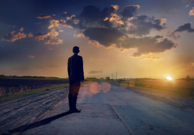 başarıya giden yol üzerinde işadamı