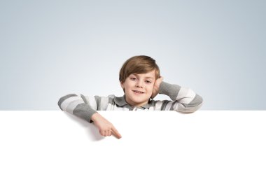 Çocuk boş reklam panosu ile