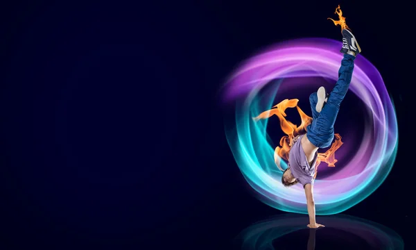 Virtuoso dancer in jump — Stock Photo, Image
