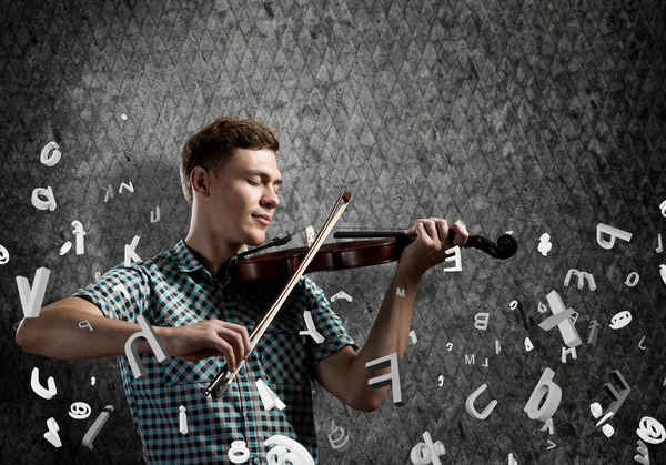 Красивый парень со скрипкой — стоковое фото