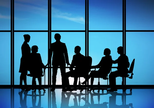 Бізнес-команда сидить круглий стіл — стокове фото