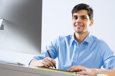 Grafik tasarımcısı iş başında